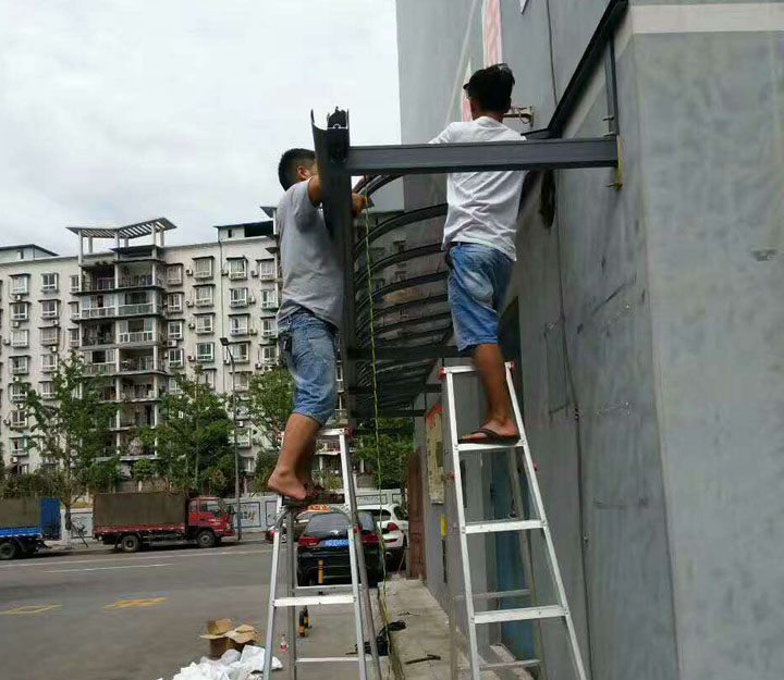 安装铝合金雨棚